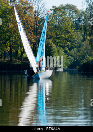 Barca a vela sulla freccia valley lake country park, Louisville, West Midlands, England, Regno Unito Foto Stock