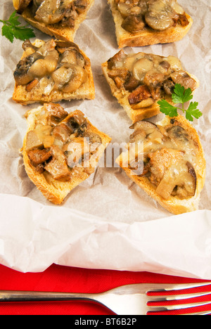 Stufati di funghi crostini con la provola Foto Stock