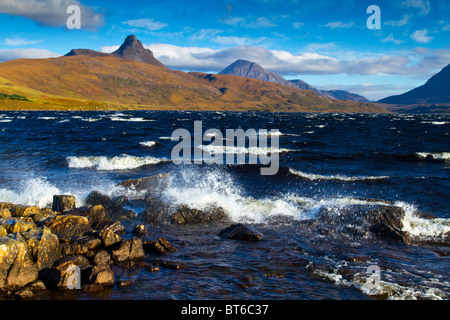 Un'immagine scattata guardando sopra la montagna Inverpolly attraverso una soffiata dal vento Loch male un' Ghaill Foto Stock