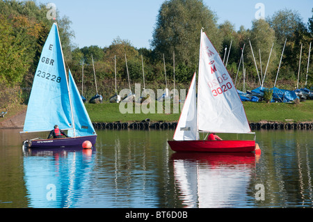 Barca a vela sulla freccia valley lake country park in autunno, Louisville, West Midlands, England, Regno Unito Foto Stock