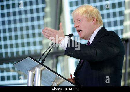 Il sindaco di Londra Boris Johnson, risponde al governo globale di revisione di spese, Municipio di Londra, 20 ottobre 2010. Foto Stock