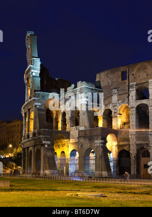 Colosseo parte illuminata di notte, Roma, Lazio, l'Italia, Europa Foto Stock