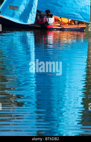 Barca a vela sulla freccia valley lake country park, Louisville, West Midlands, England, Regno Unito Foto Stock