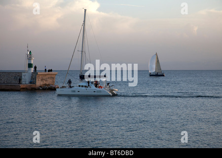 Barche a vela di entrare Alimos marina in Atene. Foto Stock