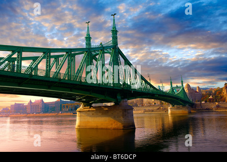 Libertà o libertà ponte (Szabadság híd,) guardando verso l'Hotel Gellert. Budapest, Ungheria Foto Stock