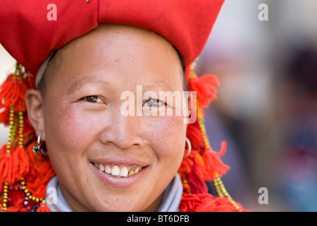 Un sorridente Dzao rosso donna di minoranza, SAPA, Vietnam Foto Stock