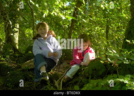 Bambini che giocano in Bovey Valley boschi Dartmoor Devon Foto Stock