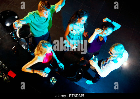 Immagine di felice adolescenti ballare durante la festa in bar Foto Stock