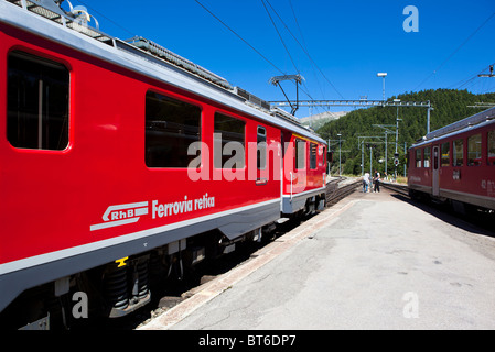 Ferrovia Retica Ferrovia Retica Patrimonio mondiale UNESCO la linea ferroviaria, Bernina, Grigioni, Svizzera Foto Stock