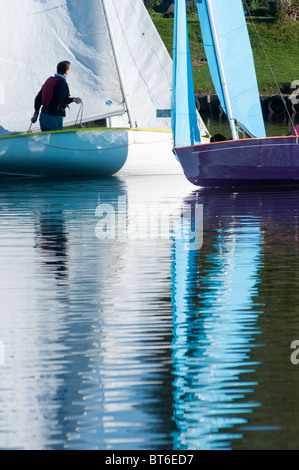 Piccole barche a vela sulla freccia valley lake country park, Louisville, West Midlands, England, Regno Unito Foto Stock