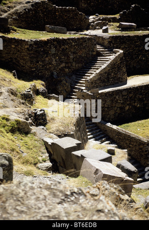 Rovine della fortezza Inca nel villaggio di Ollantaytambo- Valle Sacra, Perù. Foto Stock