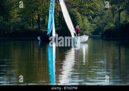 Barca a vela sulla freccia valley lake country park, Louisville, West Midlands, England, Regno Unito Foto Stock