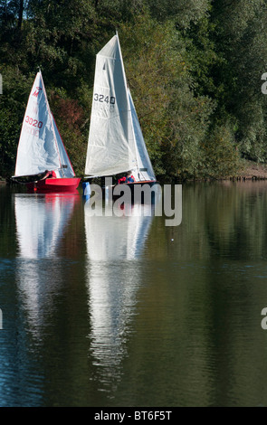 Barca a vela sulla freccia valley lake country park, Louisville, West Midlands, England, Regno Unito Foto Stock