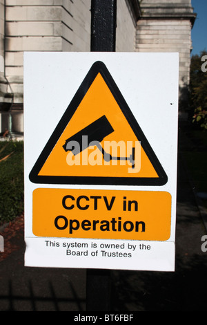 Regno Unito CCTV giallo segnale di avvertimento Foto Stock