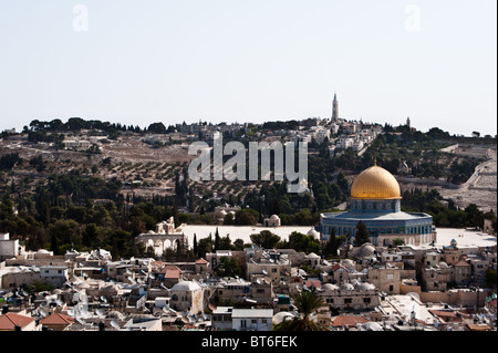 La Città Vecchia di Gerusalemme, punteggiati da la Cupola della roccia e con il monte degli Ulivi in background. Foto Stock