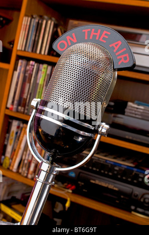 Vecchio studio radiofonico con microfono illuminato sul segno di aria Foto Stock