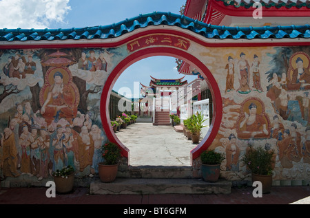 Stile cinese Luna circolare Gate nel Tempio di Kek Lok Si in Penang, Malaysia Foto Stock