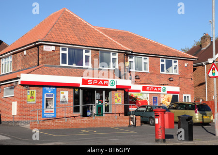 Un longherone convenience store in una città del Regno Unito. Foto Stock