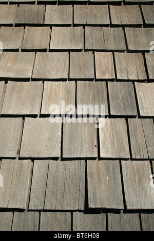 L'immagine verticale di legno vecchio tetto sfondo shingle Foto Stock