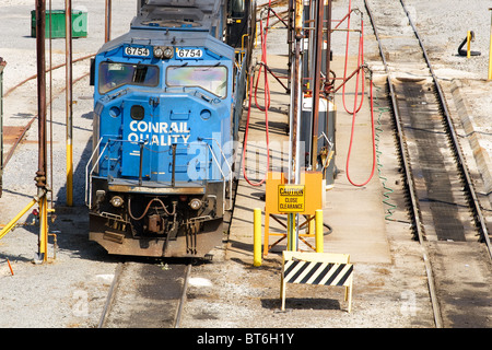 Un ex-Conrail EMD SD60IO, ora Norfolk Southern locomotiva di proprietà, in corrispondenza di una ferrovia stazione di rifornimento di carburante in un railyard in Dickinson, WV. Foto Stock