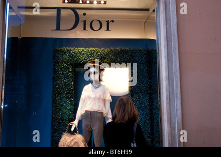 Dior store window ingresso in via dei Condotti Roma Italia Foto Stock