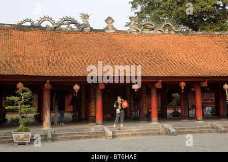 Turistica prendendo una fotografia al Tempio della Letteratura Hanoi Vietnam Foto Stock