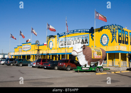 L'iconico Big Texan Steak Ranch ha aperto le sue porte nel 1960 lungo la Route 66. Insegne pubblicitarie un libero 72 oz. bistecca. Foto Stock