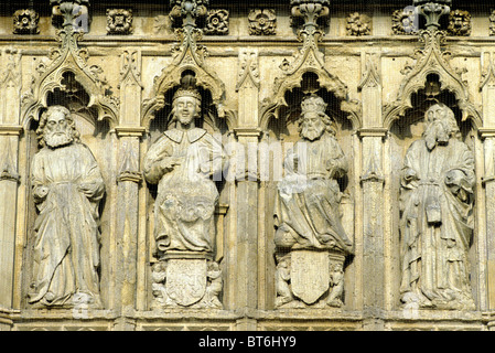 La Cattedrale di Exeter fronte ovest, dettaglio, Devon, risalente al XIV secolo in pietra medievale carving intagli figure figura medievale inglese Foto Stock