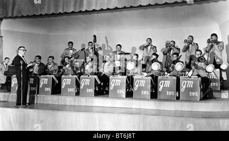 RAY McKINLEY (1910-1995) usa il batterista jazz e bandleader che ha eseguito il Glen Miller Band negli anni successivi Foto Stock