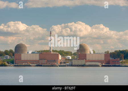 Indian Point Energy Center, una centrale nucleare a Buchanan, New York come visto attraverso il fiume dal punto pietrose, NY Foto Stock