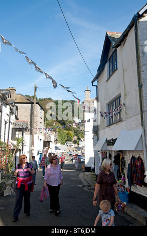Persone che camminano nella strada stretta a Polperro, Cornwall, Regno Unito Foto Stock