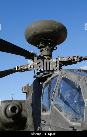 Cupola radar su un Westland WAH-64D Longbow Apache AH1 azionato dal corpo dell'aria dell'esercito in mostra statica al salone Farnborough Airshow di Foto Stock