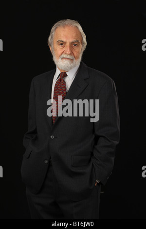 Ritratto di barba e capelli grigi imprenditore senior in tuta e cravatta, studio shot sfondo nero, 16 Ottobre 2010 Foto Stock