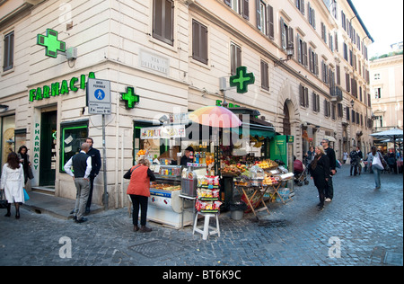 Frutta e bere venditore in Via della Vite, Roma, appena fuori la Via dei Condotti Foto Stock