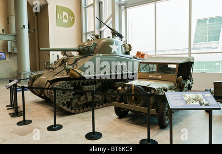 In Louisiana, New Orleans, la Nazionale Museo della seconda guerra mondiale, Jeep e Sherman serbatoio Foto Stock