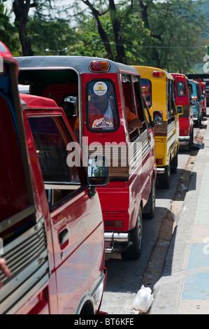 Linea di Tuk Tuks o risciò motorizzati in attesa per i clienti da Patong Beach, Phuket, Tailandia Foto Stock