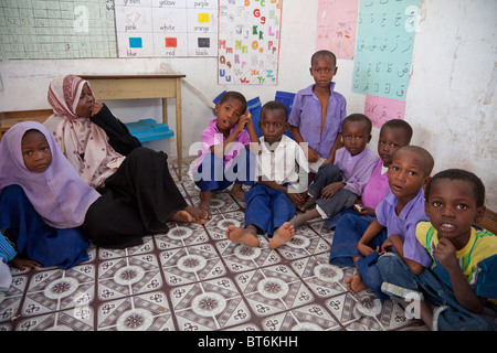 Jambiani, Zanzibar, Tanzania. La scuola primaria aula e scolari. Foto Stock