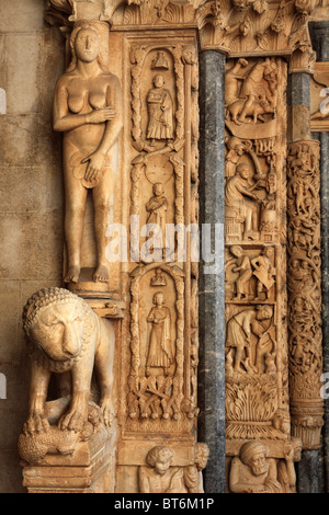 Croazia, Trogir, Cattedrale di St Lovro, portale romanico dal maestro Radovan, Foto Stock