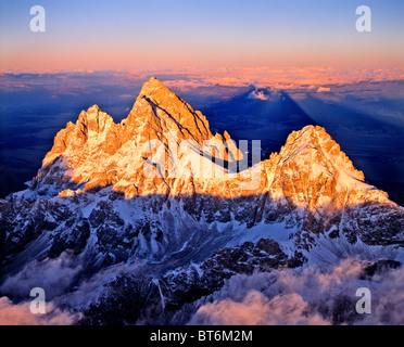 Grand Teton innalzarsi al di sopra delle nuvole al tramonto, il Parco Nazionale del Grand Teton, Wyoming Foto Stock