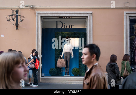 Via dei Condotti Roma Dior fashion shop shopping persone persona turisti strada esterna Lazio Italia italiano Foto Stock