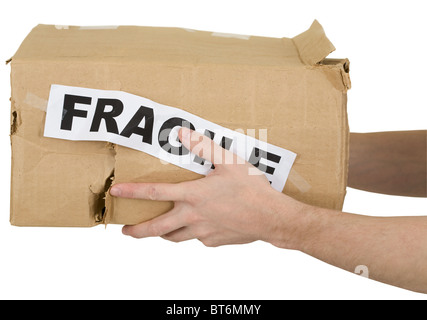 Crumpled scatola di cartone con iscrizione "fragile' su sfondo bianco Foto Stock