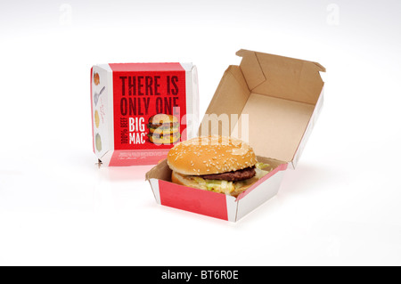 McDonald's fast food Big Mac nella casella su sfondo bianco, tagliato fuori. Foto Stock