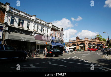 Guardando verso il basso Palliser Road a Barons Court tube station, Barons Court, London, Regno Unito Foto Stock