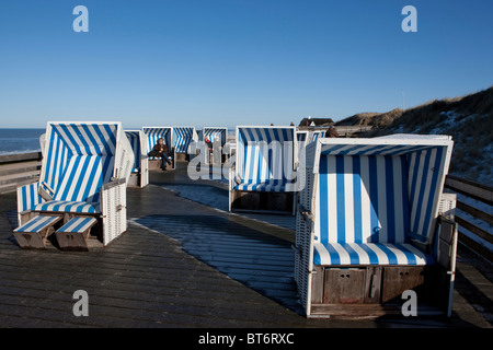 Coperto e sedie da spiaggia in vimini in inverno a Rotes Kliff, Kampen, Sylt, Nord Isole Frisone, Schleswig-Holstein, Germania, Europa Foto Stock