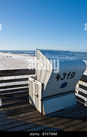 Con tetti di vimini sedia spiaggia in inverno a Rotes Kliff, Kampen, Sylt, Nord Isole Frisone, Schleswig-Holstein, Germania, Europa Foto Stock