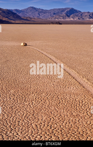 Spostando le rocce in autodromo dry lake, Deserto Mojave nel Parco Nazionale della Valle della Morte, CALIFORNIA, STATI UNITI D'AMERICA Foto Stock