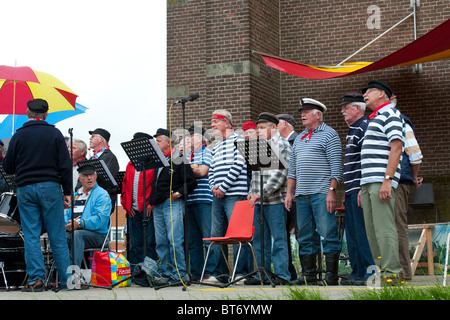 Shanty coro con marinaio uomo cantano Foto Stock