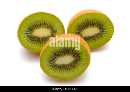 Kiwi (Actinidia deliciosa), tagliate a metà Foto Stock