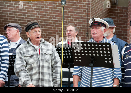 Shanty coro con marinaio uomo cantano Foto Stock