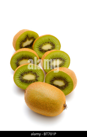 Kiwi (Actinidia deliciosa), tagliate a metà Foto Stock